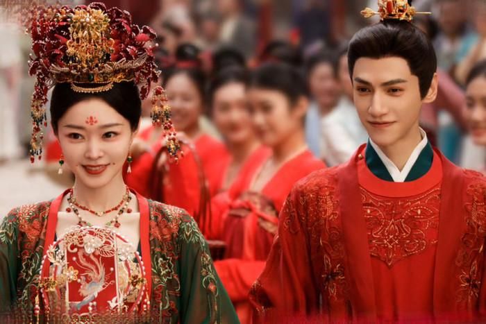 Giang Tâm Bạch là một bổ đầu tài giỏi nhưng mắc chứng không thể nhận diện khuôn mặt người khác, còn Nhan Nam Tinh lại sở hữu cơ địa đặc biệt khiến dung mạo thay đổi theo từng chu kỳ. Hai con người với những bí mật riêng cùng hợp tác điều tra vụ án liên quan đến Ô Thảo. Xen giữa những màn phá án là nhiều tình huống hài hước và câu chuyện tình cảm nhẹ nhàng, giúp bộ phim tạo nên màu sắc khác biệt so với nhiều tác phẩm cổ trang cùng thời.