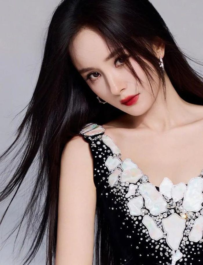 Thần thái kiêu kỳ, tự tin chuẩn ngôi sao hạng A giúp người đẹp càn quét truyền thông xứ Trung. Ảnh: Sohu
