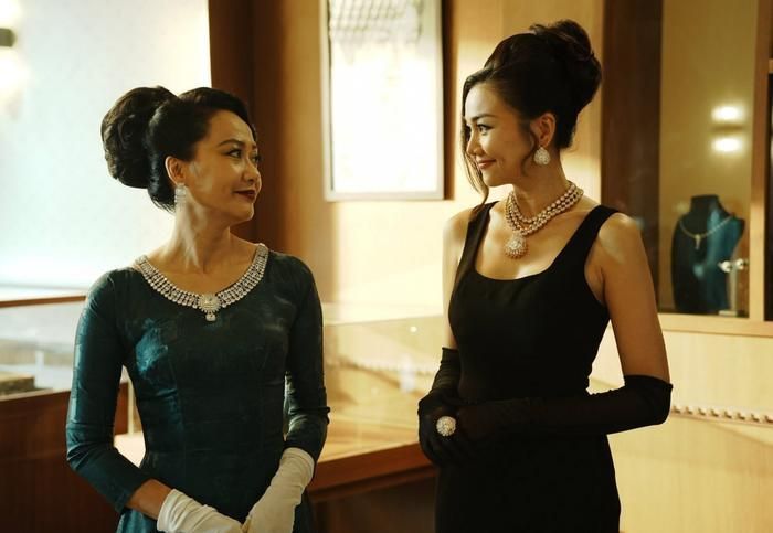 Mesdames Thanh Sắc xoay quanh cuộc đối đầu giữa Cầm Thanh (Thanh Hằng) và Madame Sắc (Hồng Ánh). Ảnh: NSX