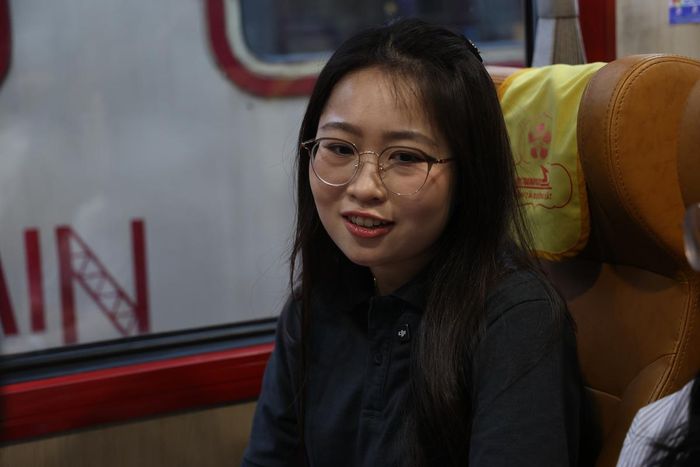 Kĩ thuật viên Nguyễn Hà Giang trên chuyến tàu từ Hà Nội về Ninh Bình phục vụ công tác khám chữa bệnh.