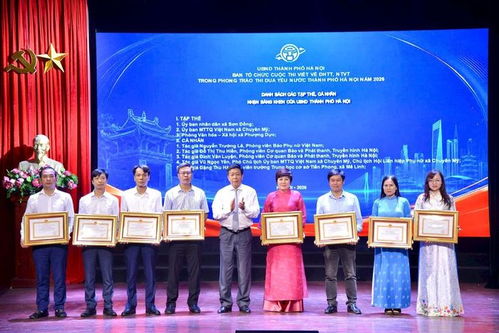 Tác giả Nguyễn Trường Lê (thứ 4 từ trái sang) cùng các tác giả đoạt giải nhận Bằng khen của UBND thành phố Hà Nội