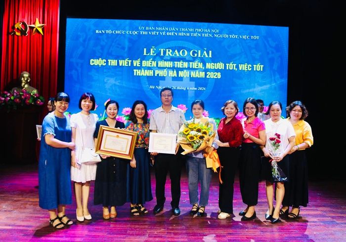 Cán bộ, phóng viên Báo Phụ nữ Việt Nam chúc mừng phóng viên Nguyễn Trường Lê