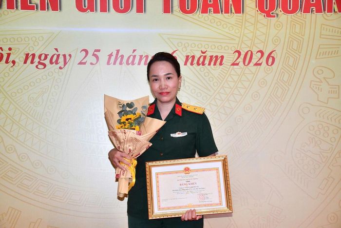 Trung tá, TS. BS. Nguyễn Thị Thu Hà - Bí thư Chi bộ, Chủ nhiệm Khoa, Bộ môn - Khoa Thận và Lọc máu, Bệnh viện Quân y 103, Học viện quân y đã xuất sắc giành giải Ba.
