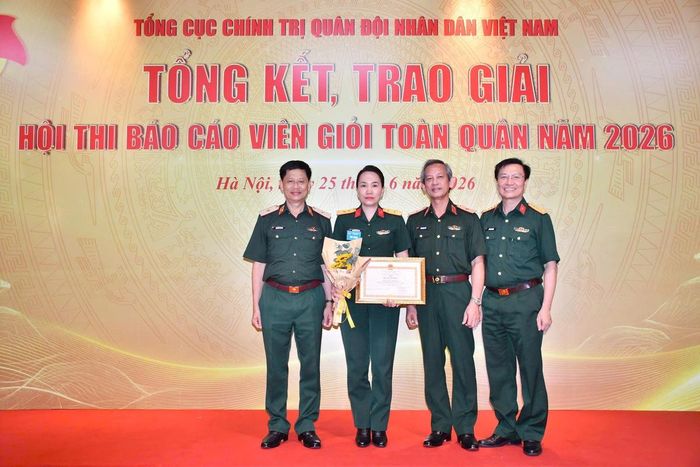 Niềm vui của Trung tá, TS. BS. Nguyễn Thị Thu Hà cùng đồng đội tại Hội thi Báo cáo viên giỏi toàn quân năm 2026.