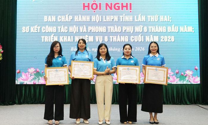 Lãnh đạo Hội LHPN tỉnh Bắc Ninh trao Bằng khen của Trung ương Hội LHPN Việt Nam cho các cá nhân có thành tích xuất sắc trong phong trào phụ nữ và công tác Hội năm 2025.