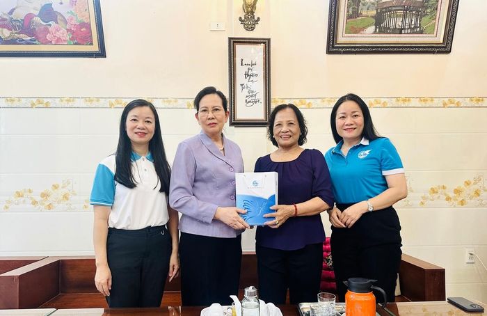 Bà Lê Thị Thủy (thứ 2 từ trái sang), Ủy viên TƯ Đảng, Phó Chủ tịch UBTƯ MTTQ Việt Nam, Chủ tịch Hội LHPN Việt Nam; bà Nguyễn Thị Thu Hiền (bìa trái), Phó Chủ tịch Hội LHPN Việt Nam, thăm và tặng quà bà Chế Thị Mừng (thứ 2 từ phải sang).