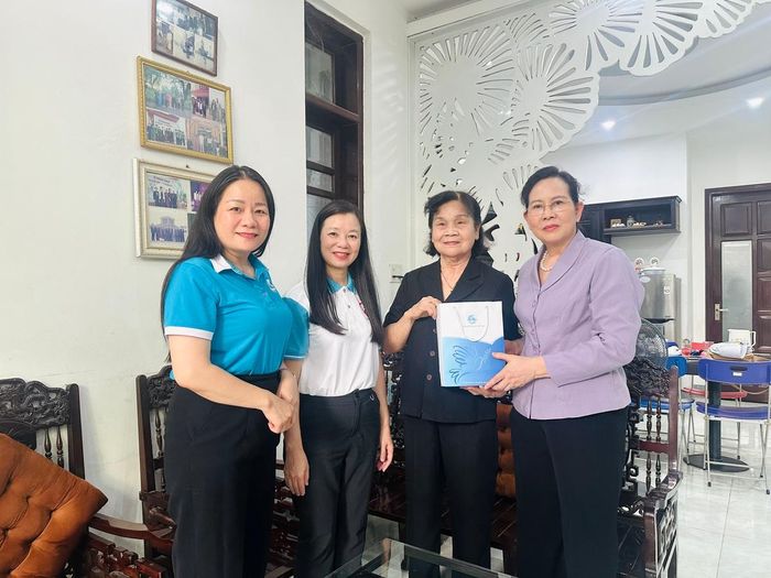 Bà Lê Thị Thủy (bìa phải), Ủy viên TƯ Đảng, Phó Chủ tịch UBTƯ MTTQ Việt Nam, Chủ tịch Hội LHPN Việt Nam; bà Nguyễn Thị Thu Hiền (thứ 2 từ trái sang), Phó Chủ tịch Hội LHPN Việt Nam, tặng quà tri ân bà Hoàng Thị Nở