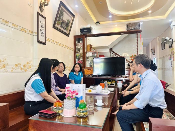Đoàn công tác Trung ương Hội LHPN Việt Nam đến thăm bà Chế Thị Mừng
