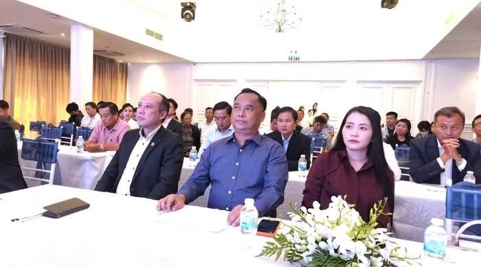  Ông Đỗ Thành Nhân (giữa) và bà Ngô Thị Như Phượng (bìa phải) tại Đại hội cổ đông của NRC 