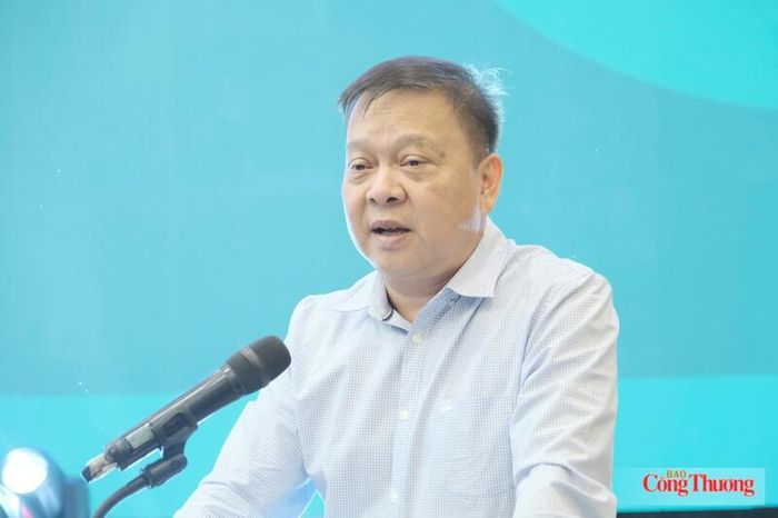 Đại tá Nguyễn Thành Sơn, Chủ tịch HĐQT Công ty Cổ phần Cảng Cát Lái trình bày tham luận tại hội thảo. Ảnh: Lê Sơn