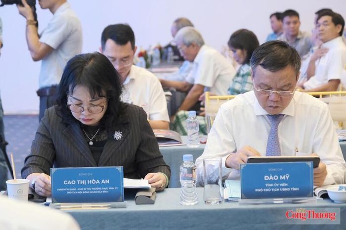 Lãnh đạo tỉnh Đắk Lắk tập trung nghiên cứu các tài liệu tại hội thảo. Ảnh: Lê Sơn