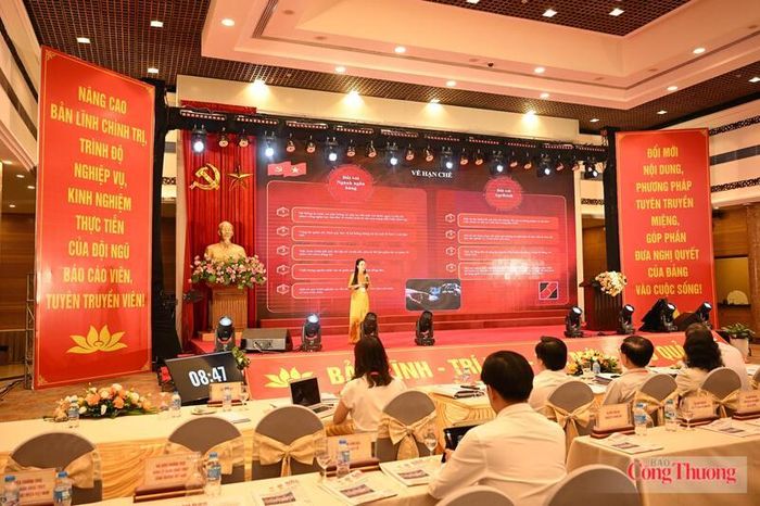 Thí sinh Lê Thị Thảo đến từ Đảng ủy Ngân hàng Nhà nước với bài thuyết trình: "Đột phá phát triển khoa học, công nghệ, đổi mới sáng tạo và chuyển đổi số ngành Ngân hàng theo Nghị quyết Đại hội đại biểu toàn quốc lần thứ XIV của Đảng". Ảnh: Nguyên Khánh