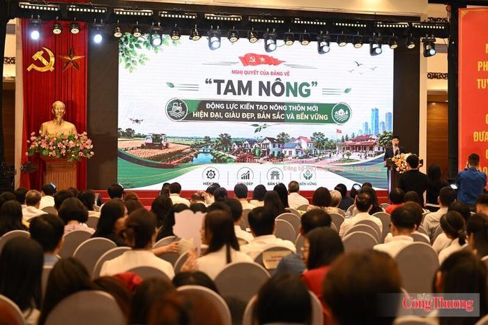 Thí sinh đầu tiên Phương Đình Anh đến từ Đảng ủy Bộ Nông nghiệp và Môi trường với bài thuyết trình "Nghị quyết của Đảng về 'Tam nông' - Động lực kiến tạo nông thôn mới hiện đại, giàu đẹp, bản sắc bền vững. Ảnh: Nguyên Khánh