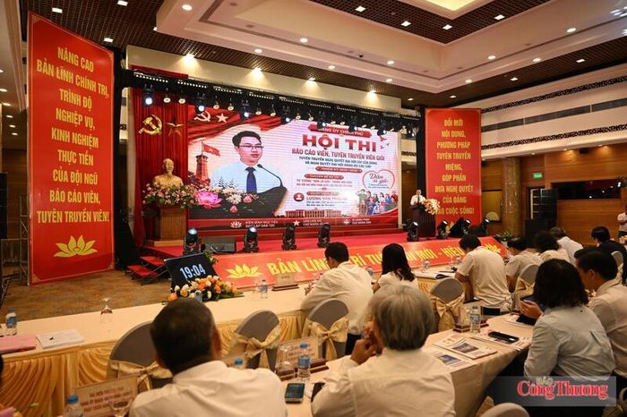 Thí sinh Lường Văn Thưởng đến từ Đảng ủy Bộ Dân tộc và Tôn giáo với bài thuyết trình: "Tư tưởng 'Dân là gốc' trong Văn kiện Đại hội đại biểu toàn quốc lần thứ XIV của Đảng". Ảnh: Nguyên Khánh