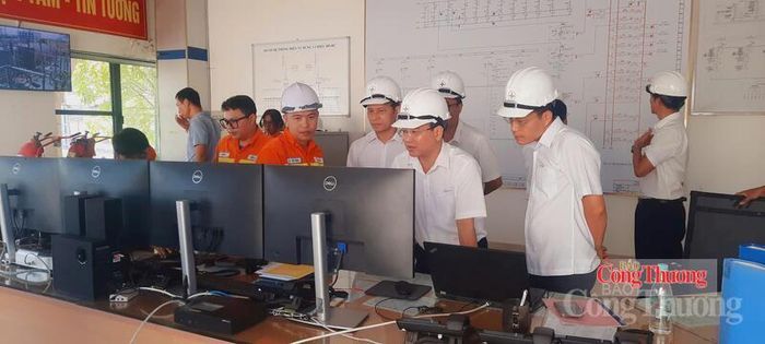 Ông Phạm Quang Hòa cùng đoàn công tác kiểm tra tình hình vận hành thiết bị tại một số trạm biến áp ngày 23/6
