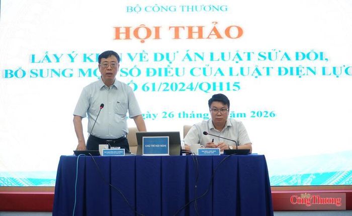 Lãnh đạo Cục Điện lực và Vụ Pháp chế (Bộ Công Thương) chủ trì phiên thảo luận tại hội thảo.