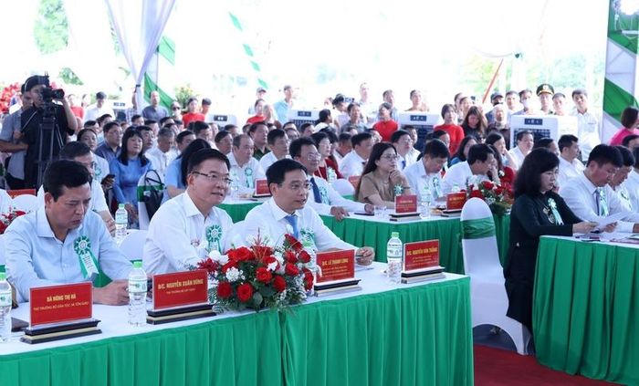 Phó Thủ tướng Nguyễn Văn Thắng, nguyên Phó Thủ tướng Lê Thành Long, Bộ trưởng Bộ Y tế Đào Hồng Lan, Bí thư Tỉnh ủy Ninh Bình Trần Huy Tuấn cùng các đại biểu dự buổi lễ - Ảnh: VPG/Đức Tuân