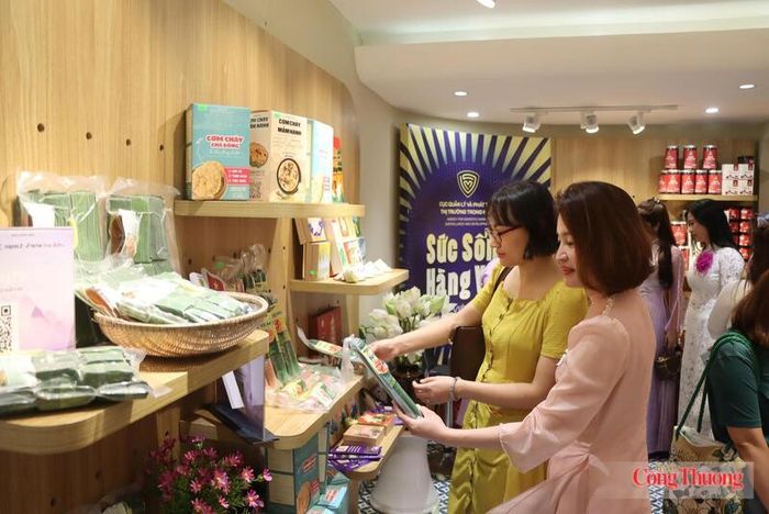 Người tiêu dùng Hà Nội thích thú với các sản phẩm của Huế