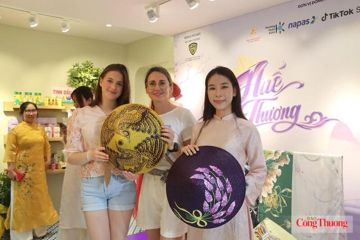 Khách nước ngoài thích thú với sản phẩm nón Huế