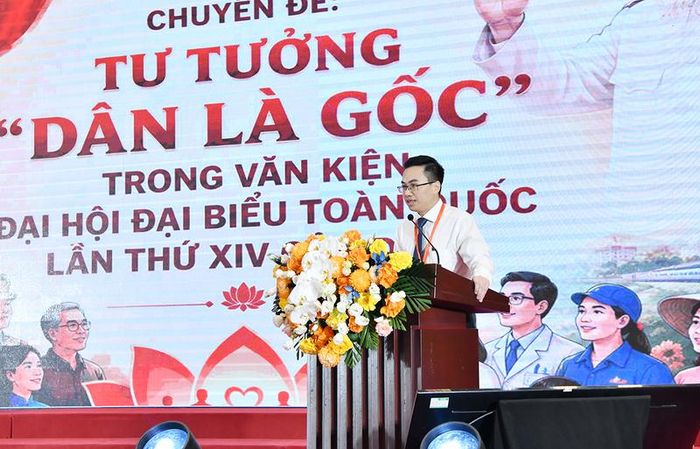 Từ góc nhìn chuyên ngành, đồng chí Lường Văn Thưởng trình bày chuyên đề Tư tưởng “Dân là gốc” trong Văn kiện Đại hội đại biểu toàn quốc lần thứ XIV của Đảng. Ảnh: VGP/TT