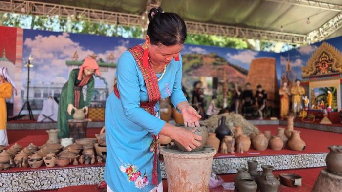 Văn hóa dân tộc Chăm là kho tàng đặc sắc, từ các công trình kiến trúc tôn giáo, bảo vật quốc gia đến hệ thống thư tịch cổ và các di sản phi vật thể. Ảnh: Quang Sáng