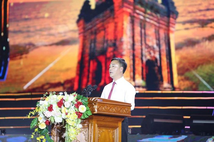 Ông Nguyễn Việt Hùng, Chủ tịch UBND tỉnh Khánh Hòa phát biểu. Ảnh: Quang Sáng