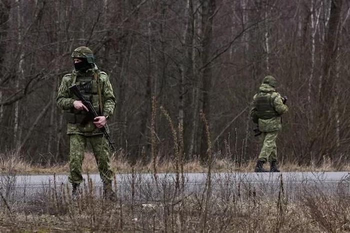 Các binh sĩ Belarus tuần tra dọc theo một con đường gần trạm kiểm soát Novaya Guta trên biên giới với Ukraine, vùng Gomel, Belarus, ngày 28 tháng 1 năm 2025. Ảnh: Reuters.