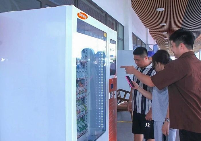 Nhiều tài xế bày tỏ sự hài lòng và yên tâm hơn khi cao tốc có điểm dừng chân chính thức. Trong thời gian tới, khi các gian hàng và khu ăn uống đi vào hoạt động, trạm dừng nghỉ sẽ đáp ứng trọn vẹn nhu cầu nghỉ ngơi, mua sắm và chăm sóc xe của người dân lưu thông qua đây.