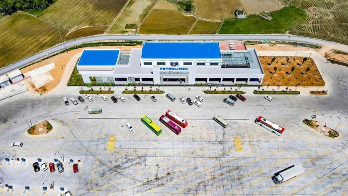 Không gian được quy hoạch thông thoáng với hệ thống đường nội bộ rộng, bãi đỗ xe tách biệt theo từng loại phương tiện, tạo thuận lợi cho việc dừng, đỗ và lưu thông. Điểm nhấn của công trình là bãi đỗ xe rộng hơn 12.000m2, cùng hệ thống nhà dịch vụ, trạm cấp nhiên liệu, khu bảo dưỡng phương tiện và hạ tầng kỹ thuật được đầu tư đồng bộ.