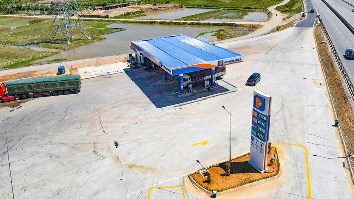 Tại khu vực tiếp nhiên liệu, hai cây xăng đã được đưa vào khai thác, đáp ứng nhu cầu của các phương tiện lưu thông theo cả hai chiều.