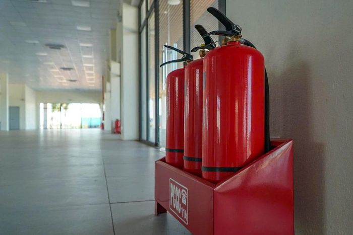 Hệ thống thiết bị phòng cháy chữa cháy được trang bị đồng bộ và bố trí sẵn sàng tại các khu vực hành lang bên trong nhà dịch vụ của trạm dừng nghỉ.