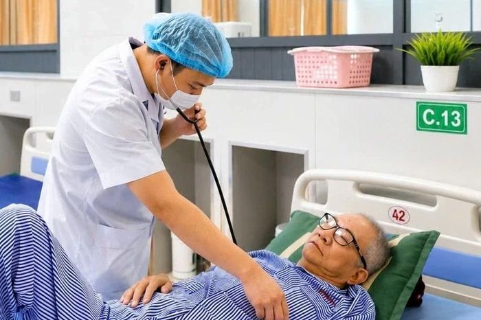 Thạc sĩ, bác sĩ Lê Bá Tuấn Anh thăm khám cho bệnh nhân.