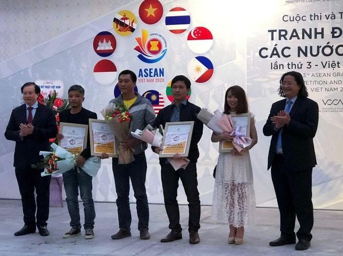 Họa sĩ Trần Hương Mai (thứ hai từ phải sang) nhận giải thưởng tại Cuộc thi và Triển lãm tranh đồ họa các nước ASEAN.