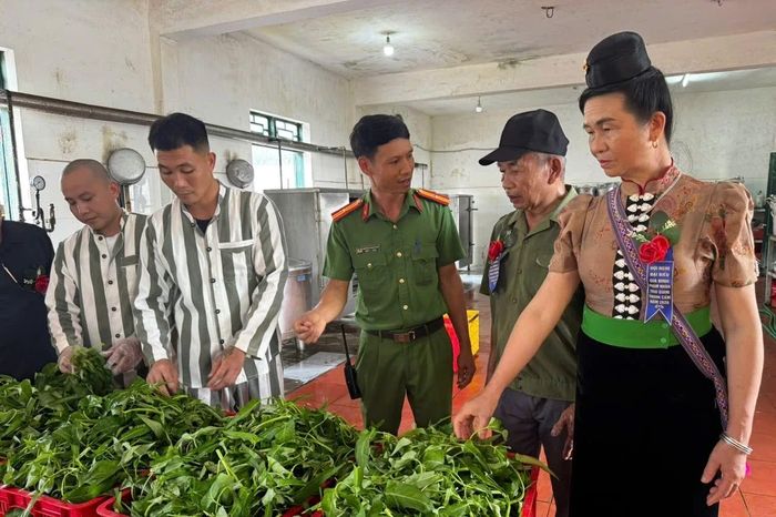 Thân nhân phạm nhân tham quan nơi giam giữ và khu bếp ăn của phạm nhân