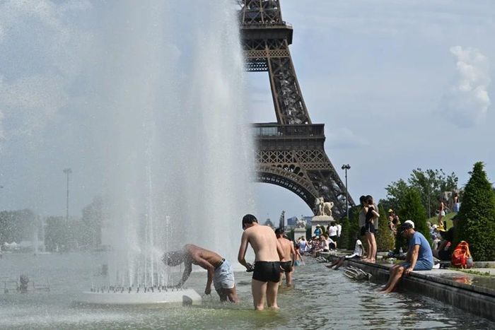 Người dân giải nhiệt trong đợt nắng nóng tại thủ đô Paris, Pháp. Ảnh: Getty Images.