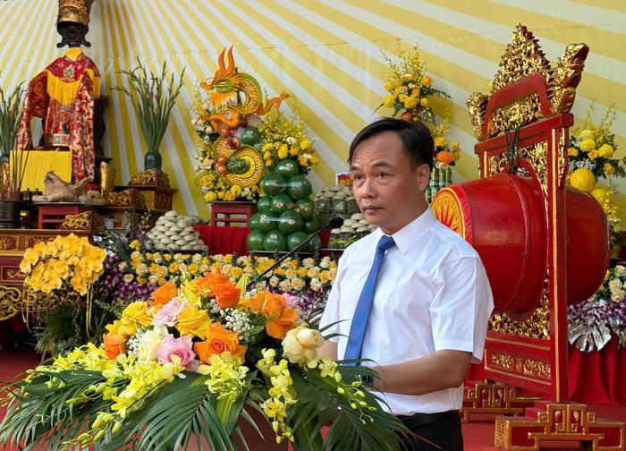Chủ tịch UBND phường Sầm Sơn Trịnh Tiến Dũng đọc diễn văn khai mạc lễ hội.