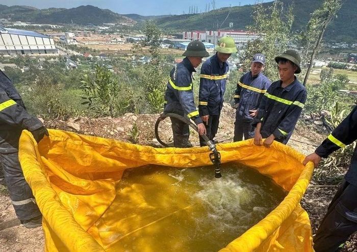 Lực lượng chức năng tạo bể nhân tạo để bơm chuyển tiếp nước lên các vị trí cao, dập tắt hoàn toàn đám cháy.