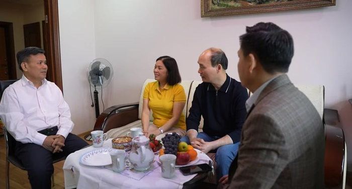 Vợ chồng ông Đỗ Khắc Tiến và bà Nguyễn Thị Dung (ngồi giữa) gặp gỡ đồng hương Thanh Hóa.