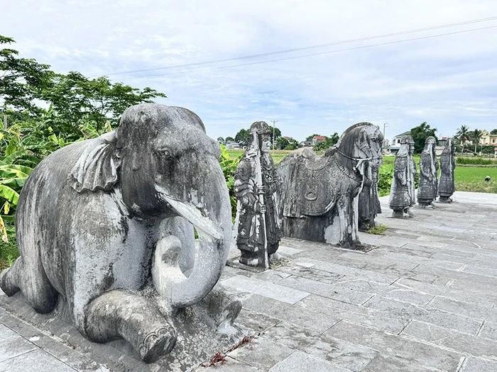 Khu kiến trúc đá Bái Lăng - di tích lịch sử văn hóa cấp tỉnh được công nhận năm 1995.