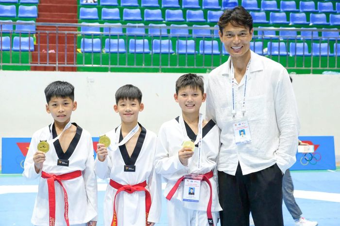 Nguyễn Minh Quang (thứ 2 từ phải sang) và các đồng đội mang về 3 tấm HCV ở lứa tuổi 12-14.