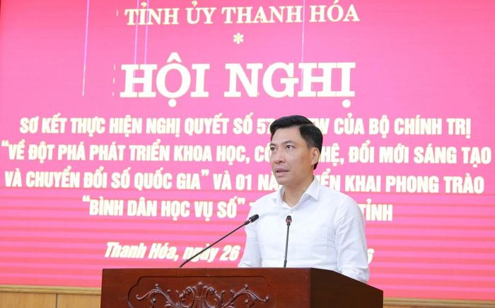 Bí thư Đảng ủy phường Hạc Thành Nguyễn Văn Biện phát biểu tham luận tại hội nghị.