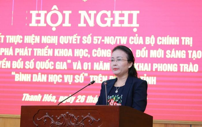 Chủ tịch Hội LHPN tỉnh Lương Thị Hạnh phát biểu tham luận tại hội nghị.