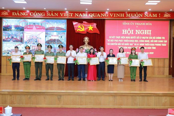 Phó Bí thư Tỉnh ủy Trịnh Tuấn Sinh và Phó Chủ tịch UBND tỉnh Lê Quang Hùng trao Bằng khen của Chủ tịch UBND tỉnh cho các tập thể, cá nhân có thành tích xuất sắc trong thực hiện phong trào “Bình dân học vụ số”.
