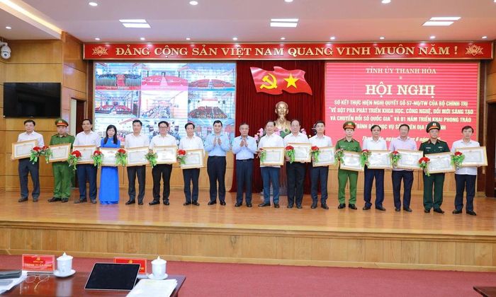 Bí thư Tỉnh ủy Lê Đức Thái và Chủ tịch UBND tỉnh Nguyễn Hoài Anh trao Bằng khen của Chủ tịch UBND tỉnh cho các tập thể có thành tích xuất sắc trong thực hiện Nghị quyết số 57 của Bộ Chính trị.