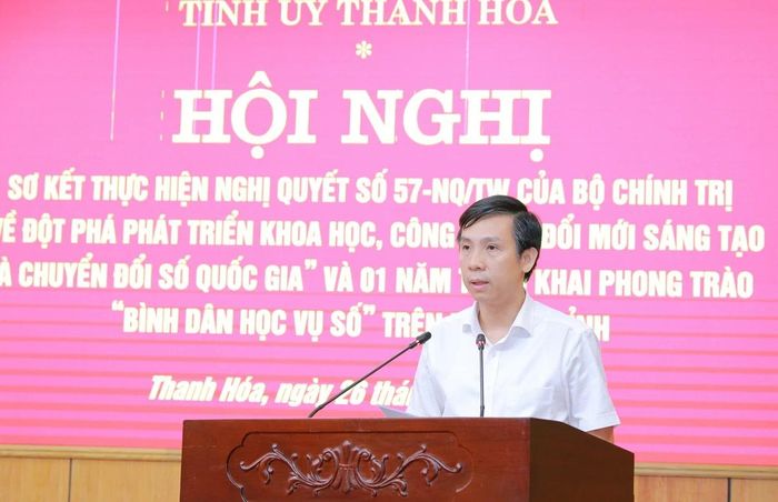Hiệu trưởng Trường Đại học Hồng Đức Lê Hoằng Bá Huyền phát biểu tham luận tại hội nghị.
