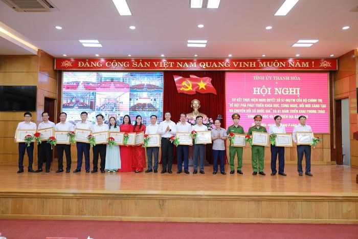 Phó Bí thư Thường trực Tỉnh ủy Nguyễn Hồng Phong và Phó Chủ tịch Thường trực HĐND tỉnh Lê Tiến Lam trao Bằng khen của Chủ tịch UBND tỉnh cho các cá nhân có thành tích xuất sắc trong thực hiện Nghị quyết số 57 của Bộ Chính trị.