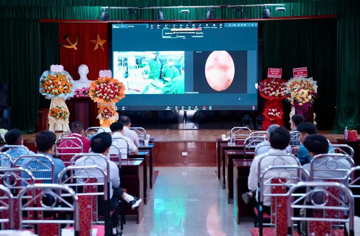Ca phẫu thuật thị phạm truyền hình trực tiếp từ phòng mổ.