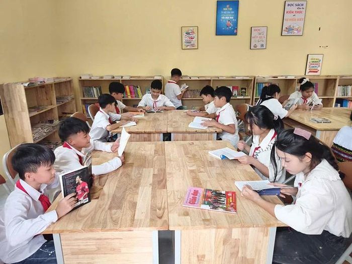 Quỹ Bảo trợ trẻ em Việt Nam, Trung tâm Công tác xã hội - Quỹ Bảo trợ trẻ em tỉnh Thanh Hóa phối hợp với các đơn vị xây dựng thư viện tại Trường THCS Nam Động, xã Thiên Phủ.