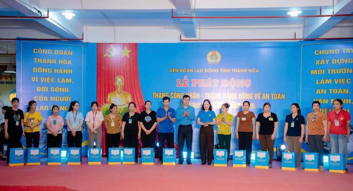 Phó Chủ tịch LĐLĐ tỉnh Trịnh Thị Hoa trao quà cho đoàn viên, công nhân lao động tại Lễ phát động Tháng Công nhân năm 2026.