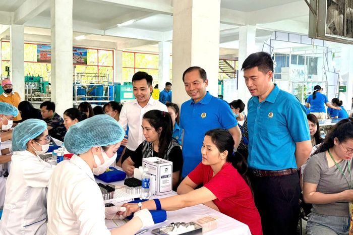 Đoàn viên công đoàn tích cực tham gia chương trình hiến máu tình nguyện.